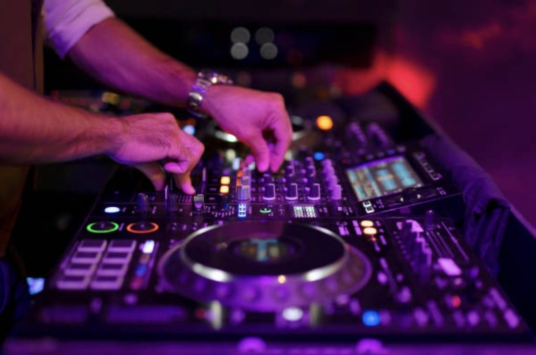 DJ aux platines pendant une soirée
